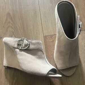 Tory Burch Women's Grant Open-Toe Wedge Mule Beige Suede Slip On Shoes Size 7